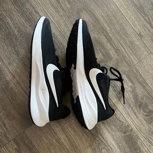 Nike Revolution 7 running shoes